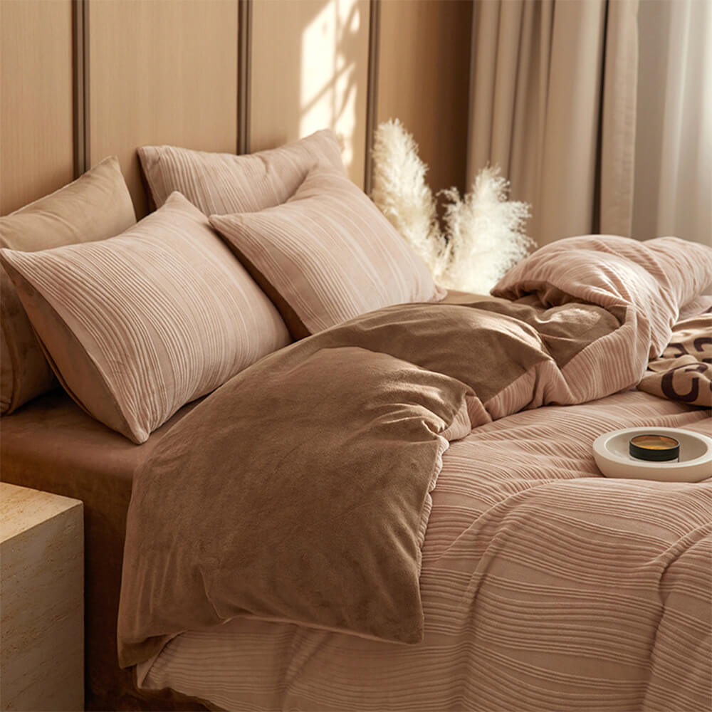 Minimalistisches Wellenlinien-Bettlaken-Set aus warmem Milchsamt