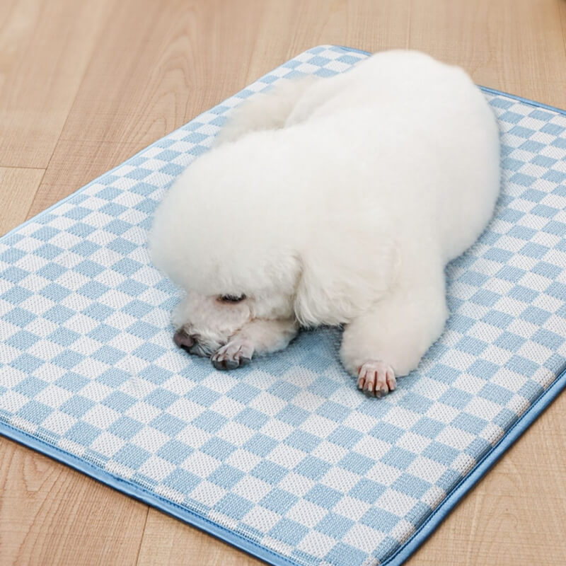 Tapis de couchage rafraîchissant pour chien en soie glacée en damier