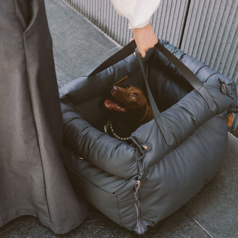 Lit rehausseur de luxe pour siège d'auto pour chien en similicuir - Urban Voyager