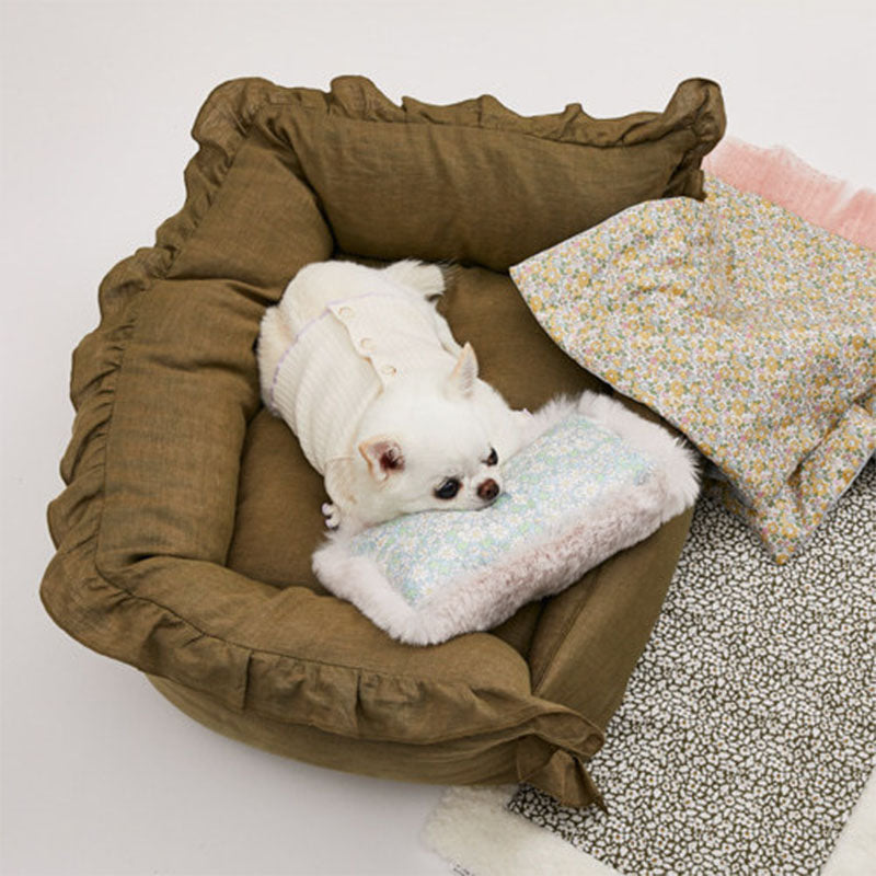 Elegante cama de princesa marrón para perros y gatos con falda