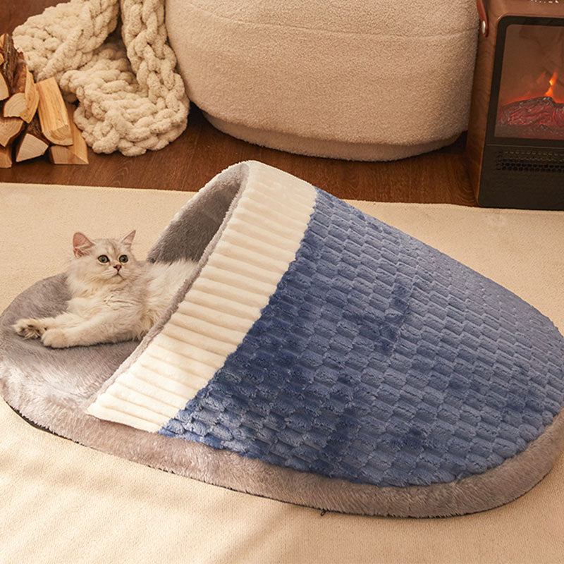 Divertida cama semicerrada para perros y gatos con estilo zapatilla