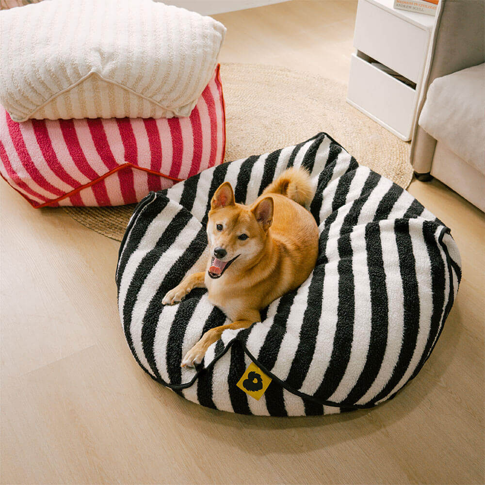 Cama para perros con puf calmante poligonal con estampado de rayas de moda