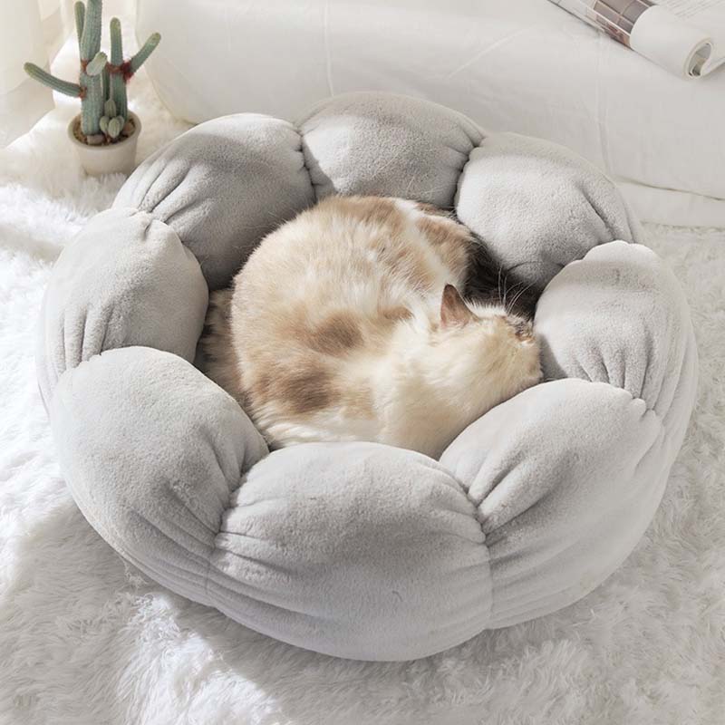 Tief schlafendes Katzenbett in Blumenform