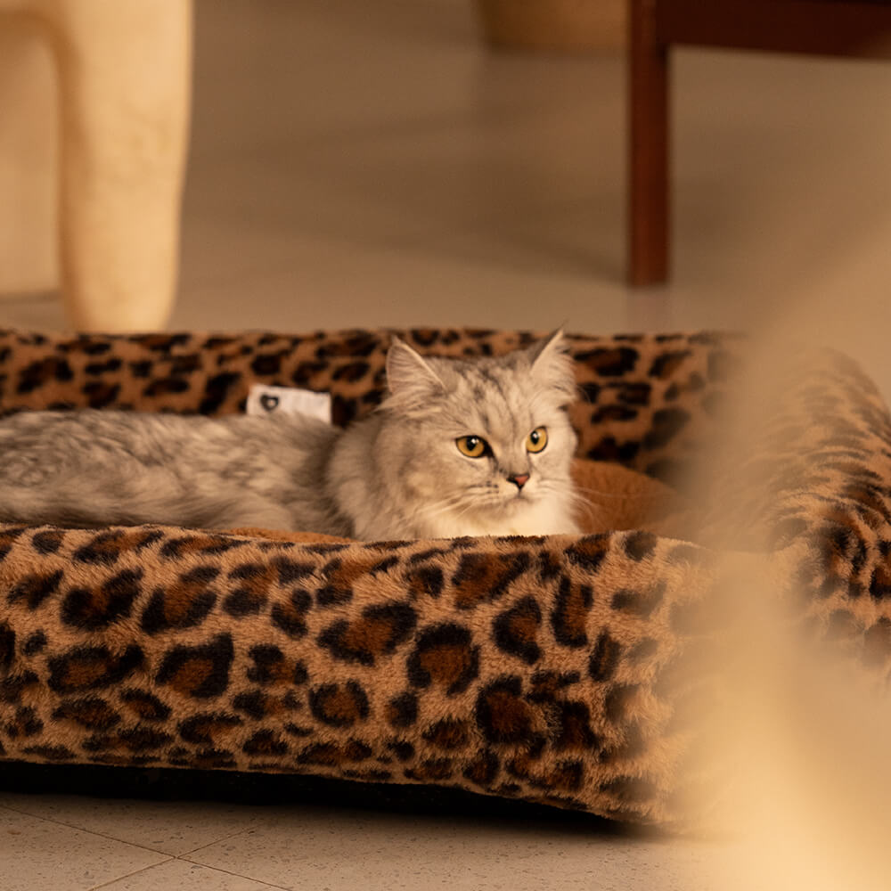 Wildlife Series Hundebett aus Rindsleder mit Leopardenmuster